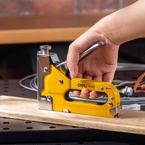 Cтроительный мебельный регулируемый металлический степлер DELI DL1313 3-в-1, скобы D/U/T-типов, 4-14 мм, 600 скоб в комплекте 98416 фото 5 Cтроительный мебельный регулируемый металлический степлер DELI DL1313 3-в-1, скобы D/U/T-типов, 4-14 мм, 600 скоб в комплекте 98416 фото 5
