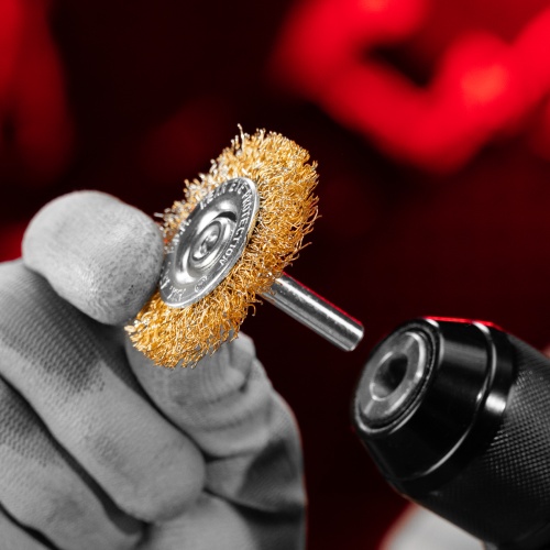 Щетка для дрели, 50 мм, плоская со шпилькой, латунированная витая проволока Matrix фото 7 Щетка для дрели, 50 мм, плоская со шпилькой, латунированная витая проволока Matrix фото 7