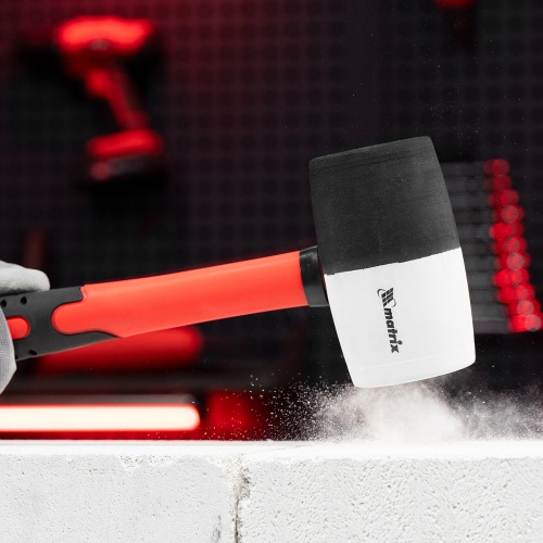 Киянка резиновая, 680 г, черно-белая резина, фибергласовая рукоятка Matrix фото 6