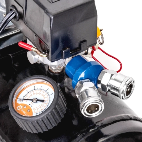 Компрессор Агрессор, металлический, ресивер 8л., 12V, 480W, шланг 10м., пистолет для накач. шин, пере одник для пневмо инстр-та, 1 1 AGR-8LT фото 3