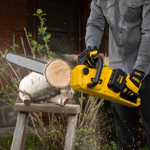 Цепная пила аккумуляторная бесщеточная RCS400-36, Li-ion, 36 В, 4 Ач, шина 400 мм Denzel фото 22 Цепная пила аккумуляторная бесщеточная RCS400-36, Li-ion, 36 В, 4 Ач, шина 400 мм Denzel фото 22