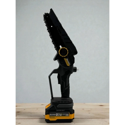 Бесщеточная цепная пила BlackWeld 21V 3.0Ah 150249 Бесщеточная цепная пила BlackWeld 21V 3.0Ah 150249