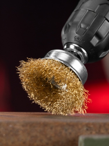 Щетка для дрели, 50 мм, "чашка" со шпилькой, латунированная витая проволока Matrix фото 9